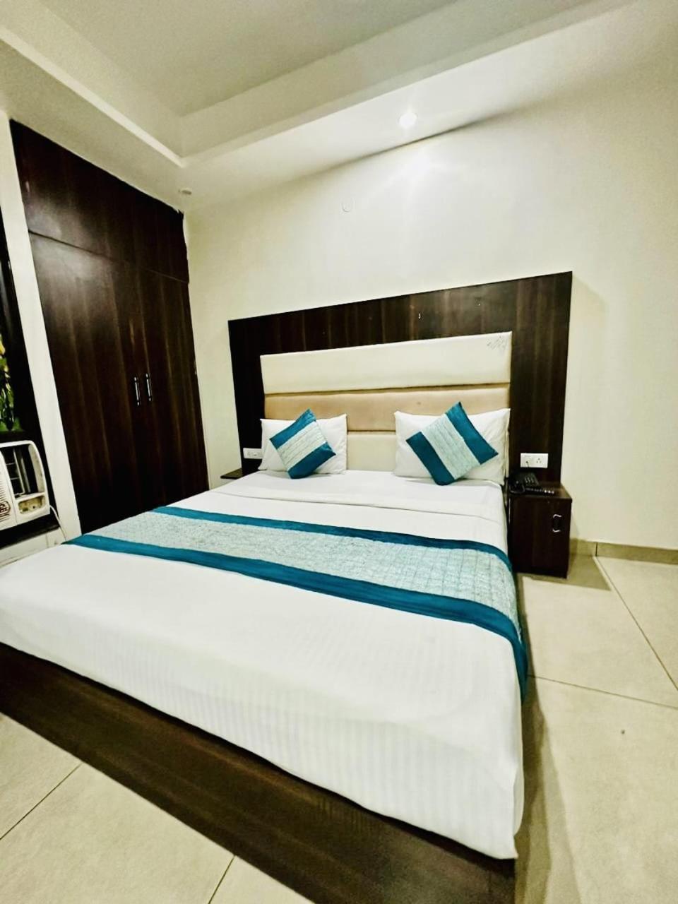 Hotel Sky Plaza 뉴델리 외부 사진