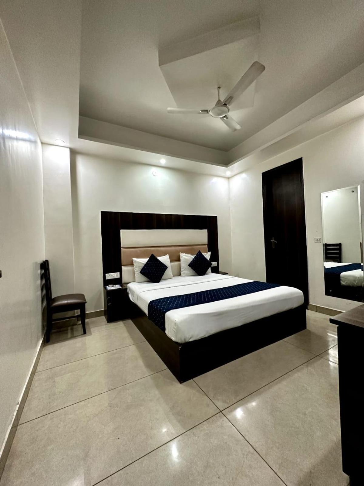 Hotel Sky Plaza 뉴델리 외부 사진