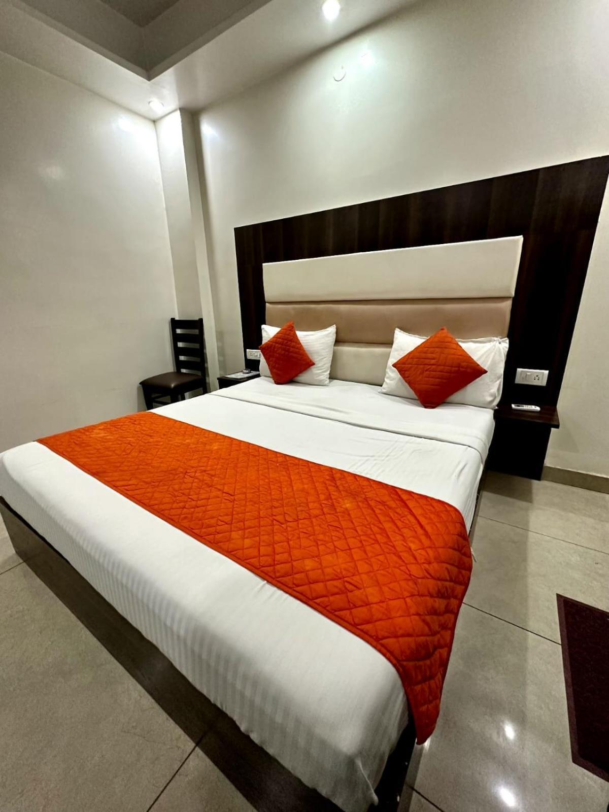 Hotel Sky Plaza 뉴델리 외부 사진