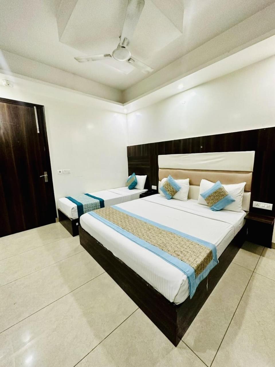 Hotel Sky Plaza 뉴델리 외부 사진